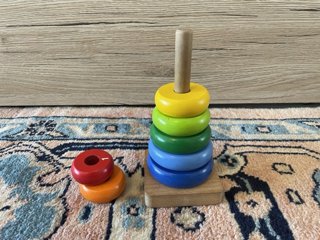 Una imagen con un juguete Montessori de la madre de día pequecuario en Alicante.