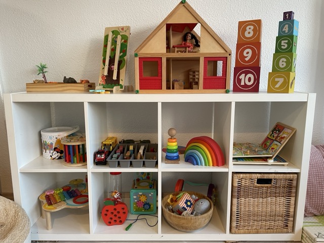 Un armario con juegos de madera de waldorf, montessori y pickler