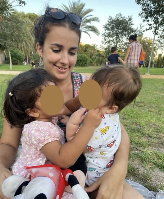 Alba con sus dos hijos en un parque de alicante