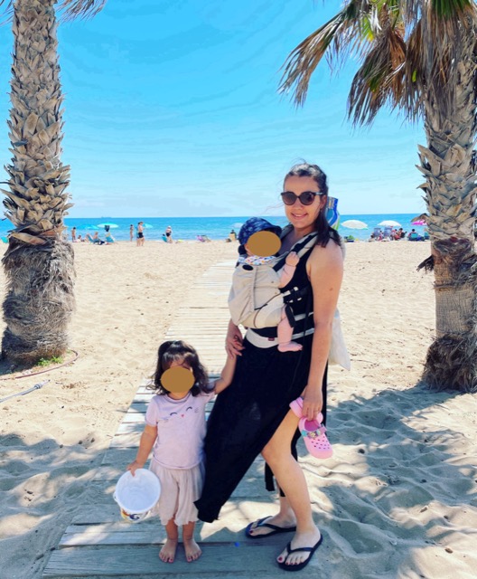 Alba con sus dos hijos en la playa.